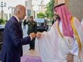 Choque de puños entre Joe Biden y el príncipe Bin Salman