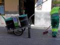 08/09/2019 Un barrendero del Ayuntamineto de Madrid, limpia en una calle del centro de la ciudad, junto a su carro de la limpieza.
POLITICA 
Jesús Hellín - Europa Press