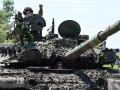 Soldados del ejército ucraniano pilotan un tanque en el este del país