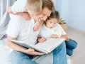 Niños leyendo con su padre