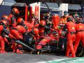 Carlos Sainz y el equipo Ferrari, durante una de las paradas en boxes