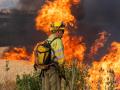 Un bombero observa las llamas del incendio en Quintanilla del Coco, Burgos.