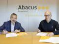 Ernest Pérez-Mas (Parlem Telecom) y Oriol Soler (Abacus) firman un convenio de colaboración