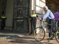 Joan Ribó entrando en bicicleta al Ayuntamiento de Valencia