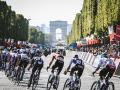 Muchos Ciclistas En Las Calles De París En La Última Etapa Del Tour De Francia