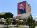 Una valla publicitaria que representa al presidente de Túnez, Kais Saied