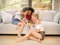 Chicas jóvenes interactuando en redes sociales