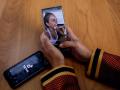Una persona mira en su móvil el vídeo de una joven en la red musical Tik Tok, en Madrid (España), a 22 de septiembre de 2020. TikTok ha publicado este martes su tercer Informe de Transparencia, que recoge la actividad del primer semestre de 2020, en el que se eliminaron más de cien millones de vídeos por infringir las normas de la plataforma.
POLITICA 
Europa Press
