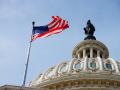 La bandera de Estados Unidos ondea frente al Capitolio