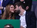 La cantante Shakira y Gerard Piqué se besan durante la final de la Copa Davis 2019