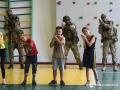 Niños ucranianos junto a soldados rusos