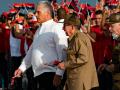 Miguel Diaz Canel (Iz) y Raúl Castro (D) durante un evento del régimen cubano