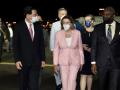 La presidenta de la Cámara de Representantes de EE. UU., Nancy Pelosi ( C) siendo recibido por el Ministro de Relaciones Exteriores de Taiwán, Joseph Wu