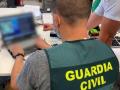 Imagen de archivo de especialistas de la Guardia Civil durante una investigación
La Guardia Civil ha desarticulado, en el marco de la operación 'Aguas Vivas', una red dedicada a cometer estafas a través de Internet. La operación se ha saldado con la detención de 16 personas en Ribeira (A Coruña), Madrid, Parla y Móstoles (Madrid), Seseña (Toledo), Villafranca de los Barros (Badajoz) y Aranda de Duero (Burgos) por los presuntos delitos de estafa y pertenencia a organización criminal.

SOCIEDAD 
GUARDIA CIVIL