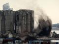 El momento en el que uno de los silos de grano del puerto de Beirut colapsa y se derrumba