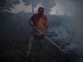 Un hombre realiza labores de extinción en el incendio forestal que permanece activo en Verín.