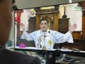 Un feligrés sigue la misa oficiada por monseñor Rolando Álvarez a través de Facebook