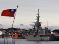 La fragata de la clase Chi Yang de la Armada de Taiwán, Ning Yang (FFG-938), está anclada en un puerto en la ciudad de Keelung