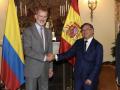 Felipe VI, recibe el saludo del entonces presidente electo de Colombia el pasado domingo, antes de la toma de posesión