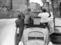 Una familia de Berlín Occidental saluda a sus familiares de Berlín Oriental el 10 de septiembre de 1961