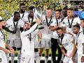 Dani Carvajal coge el trofeo de la Supercopa de Europa ganado recientemente por el Real Madrid