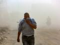 Un hombre se cubre la cara por el humo de un incendio en El Cairo, en una imagen de archivo