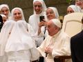 El Papa Francisco recibe a unas monjas en la audiencia general del 17 de agosto de 2022
