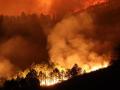 Vista del incendio que arrasa los alrededores de la localidad de Campobecerros, Orense.