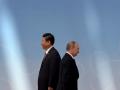 el presidente chino, Xi Jinping (Iz) y el presidente ruso Vladimir Putin (Shanghái 2014)