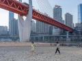Popolo cinese che cammina lungo il fiume Yangtze