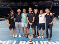 Rafa Nadal con su equipo posando con el título de Australia 2022