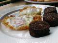 Huevos con puntilla y morcilla de arroz, su plato estrella