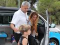Shakira, entrando en casa junto a uno de sus hijos