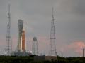 El cohete SLS, con el que se llevará a cabo la misión Artemis 1, visto esta madrugada desde Cabo Cañaveral (Florida)