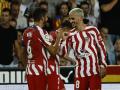 Griezmann celebra con Koke su gol al Valencia en Mestalla