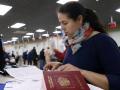 Una ciudadana rusa haciendo trámites de visado (Archivo)