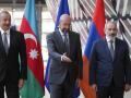 El presidente de Azerbaiyán, Ilham Aliyev (Iz), y el primer ministro de Armenia, Nikol Pashinyan, son recibidos por el presidente del Consejo Europeo, Charles Michel (C), en Bruselas para conversaciones de paz