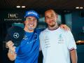 Fernando Alonso recoge la gorra firmada por Hamilton