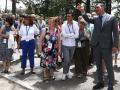 El presidente del Gobierno, Pedro Sánchez, junto a los ciudadanos participantes en Moncloa Abierta el pasado junio