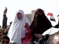 Dos mujeres egipcias durante una protesta antigubernamental en el Cairo