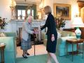 La Reina Isabel II saluda a Liz Truss, nueva primera ministra de Reino Unido, en Escocia