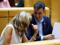 El presidente del Gobierno, Pedro Sánchez, dialoga con la ministra de Trabajo, Yolanda Díaz.