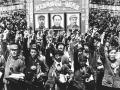 Los habitantes de la ciudad de Peiping levantan sus puños cerrados en un saludo de bienvenida a las fuerzas comunistas chinas que entran en la ciudad tras expulsar a las fuerzas nacionalistas, el 5 de febrero de 1949.  El retrato central detrás de ellos es del General Mao Zedong.