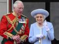 La Reina Isabel II junto a su hijo, el Príncipe Carlos