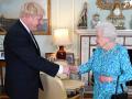 El ex primer ministro Boris Johnson junto con la Reina Isabel II (2019)