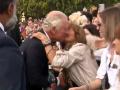 El momento en que una mujer besa al Rey Carlos III frente a Buckingham Palace