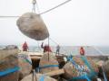Greenpeace ha arrojado 18 rocas al mar para impedir la pesca de arrastre