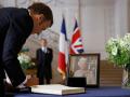 El presidente francés Emmanuel Macron firmando el libro de condolencias por la muerte de la Reina Isabel II