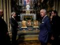 Carlos III, cuando era Príncipe de Gales, visitando una exposición en una iglesia en Londres