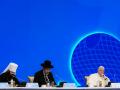 El Papa Francisco junto al jefe del Departamento de Relaciones externas del patriarcado de Moscú, durante las conclusiones del congreso de líderes mundiales en Kazajistán
